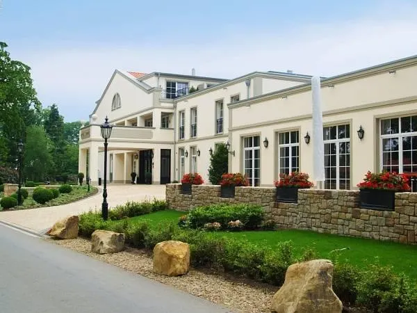 Parkhotel Surenburg - Image 1