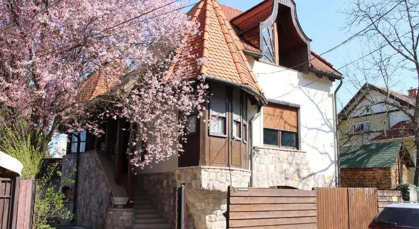 Tulipán Vendégház - Image 1