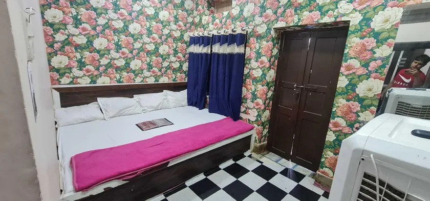SPOT ON 92405 Hotel Sahu Palace And Restaurant - Image 1