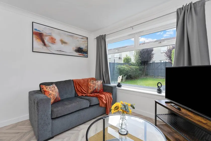 Contractor & Family Friendly House - Sleeps 8 - FREE Parking and Fast Wi-Fi - Image 1
