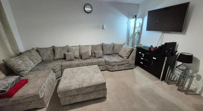 The Aylesbury Home Retreat - 3 Bed Home with Garden & Free Parking - 2 Bedrooms - Image 1