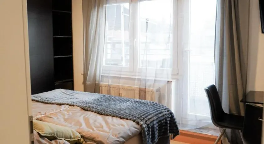 M House Do City Privatzimmer mit Balkon & Self Check-in - Image 1