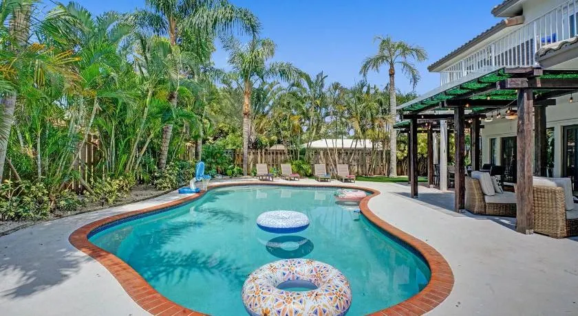 Modern house w heated pool game room - Image 1