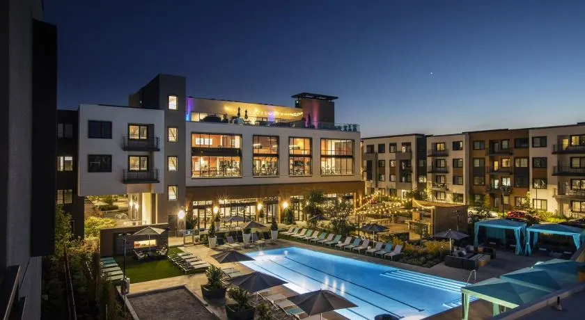 Luxury Condos at Anton Menlo w Pool & Amenities - Image 1