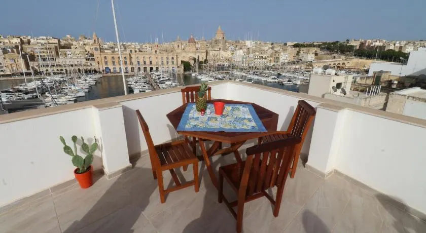 Seaside Independent Townhouse with Lift & Free Parking - Image 1