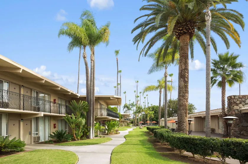 Ramada by Wyndham San Diego North Hotel & Conference Center - Image 1
