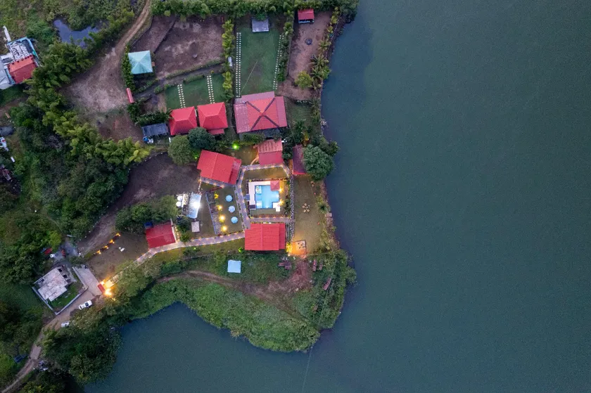 Neer Tarang Lake View Retreat - Image 1