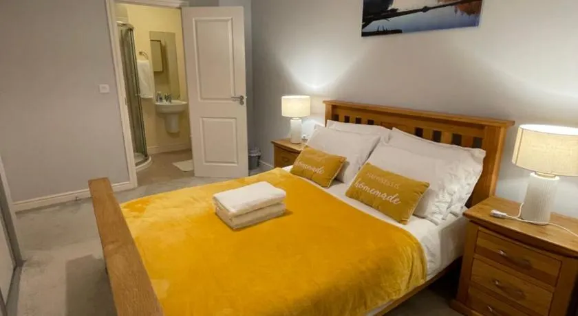 Holiday Home In Cardiff, Sleeps 8 - Image 1