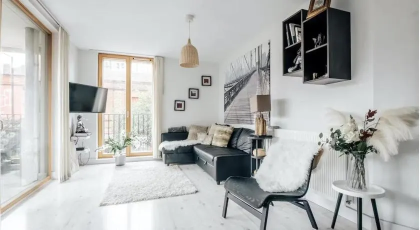 Notting Hill 2-Bed Apt with Balcony 1 min to Tube - Image 1