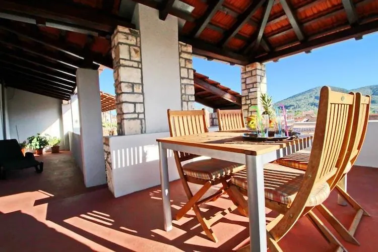 Apartment with terrace and garden - Image 1