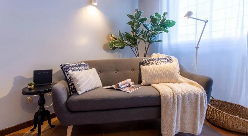 Emilia Modern Apartment with Free Parking - Image 1