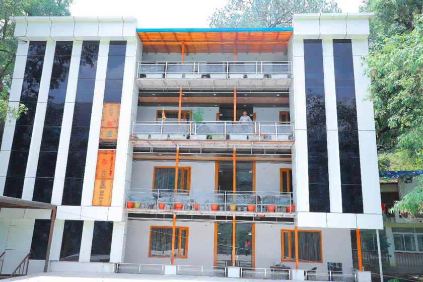 Hotel Olive Lake View By Royal Stay Hotels - Image 1