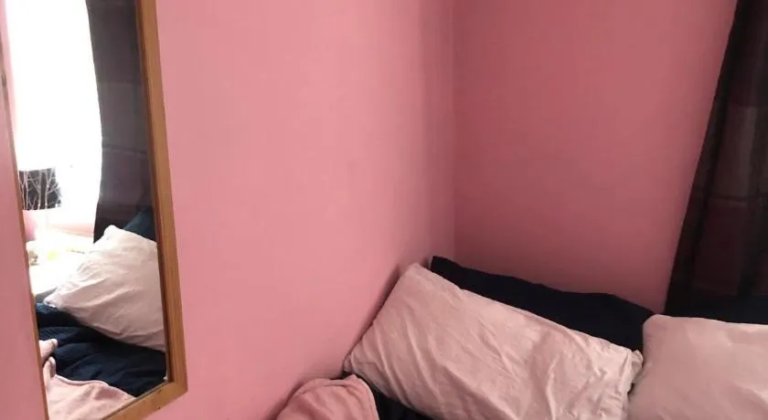 Room in town centre - Image 1