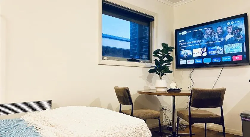 Entire Unit in Penguin with Free Parking - Image 1