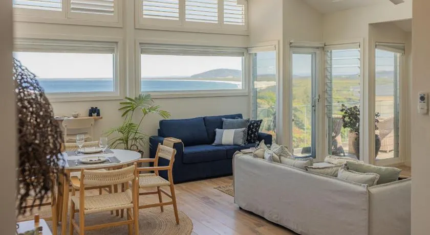 NANNY and POPPYS BEACH HOUSE Gerroa 4pm check out Sundays - Image 1