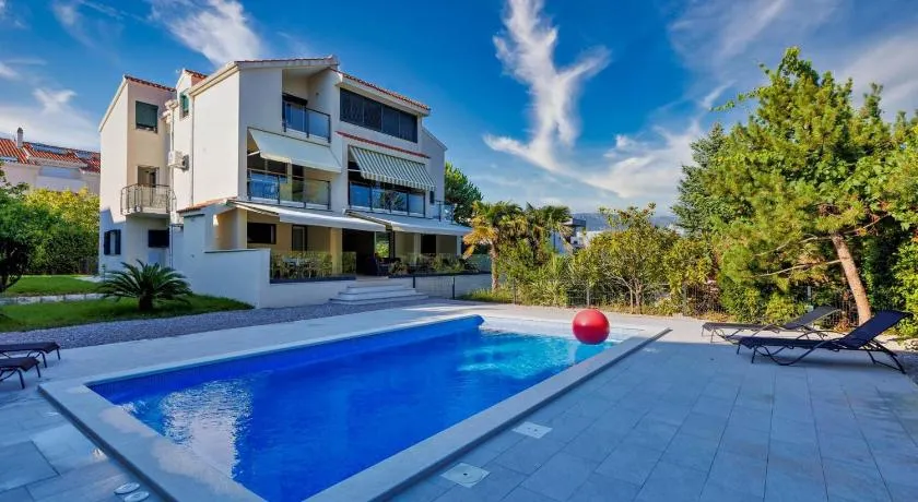 Luxury Semi-Detached House with a Pool near the Sea - Image 1