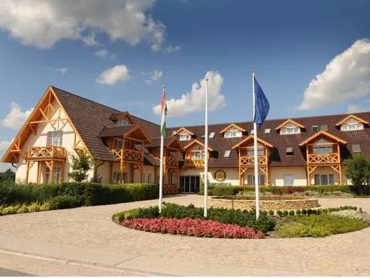 Orchidea Hotel Lipót - Image 1