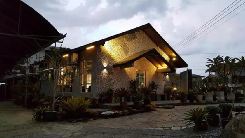 The Green Cottage - Image 1