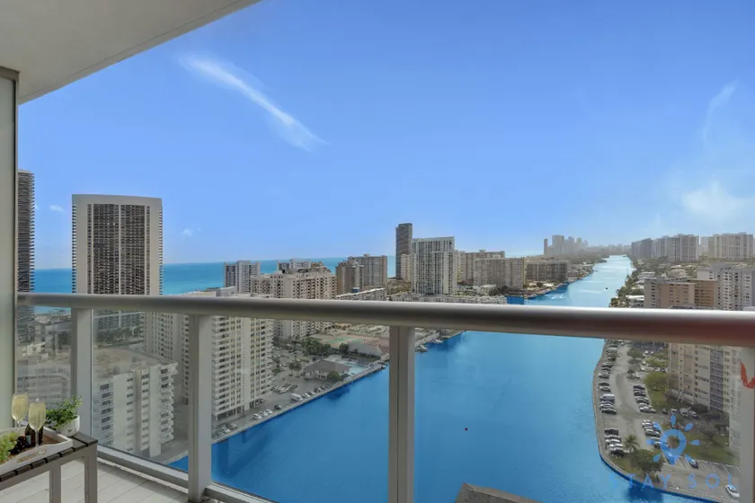 Upper studio - Balcony - Pool - Gym - Near Beach - Image 1