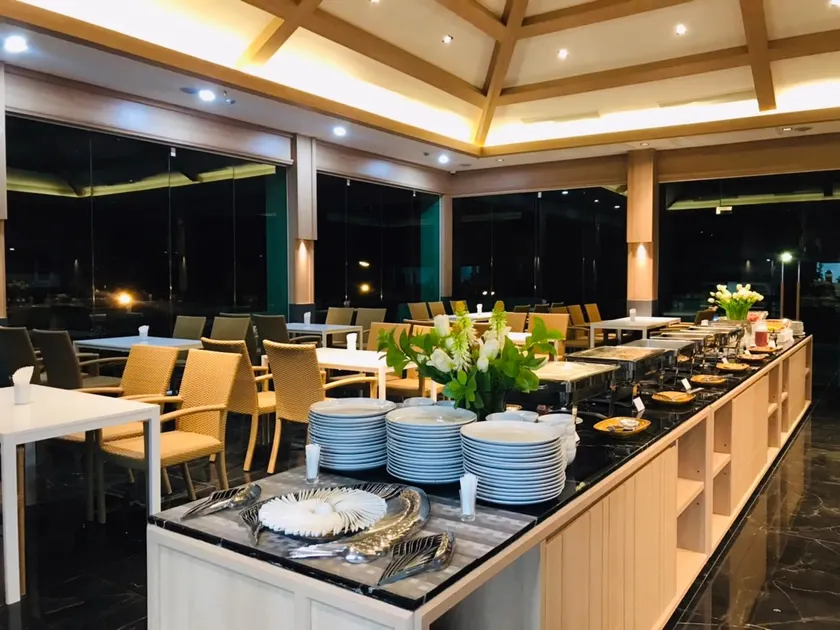 Mayflower Grande Suite Hotel - Image 1