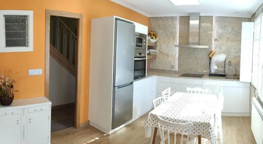 Casa Carmiña: Casa para pequeños grupos en el corazón de Galicia - Image 1