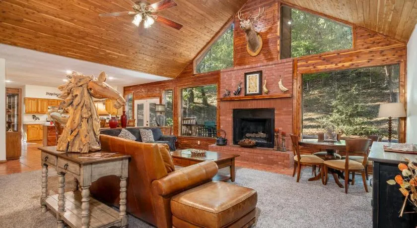 Luxury Rock Creek Cabin w Deck by Lake Hamilton - Image 1