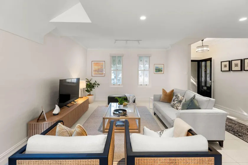 Beautiful Terrace Home With Courtyard - Image 1