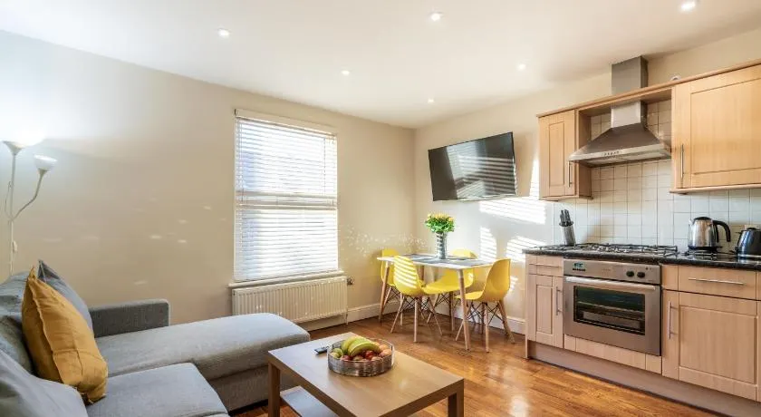 One Bedroom Flat in Bush Hill Park - Image 1
