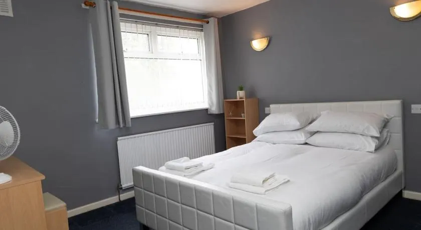 3 bed home sleeps 8 people located 1 min from train stop - Otley Terrace - Image 1