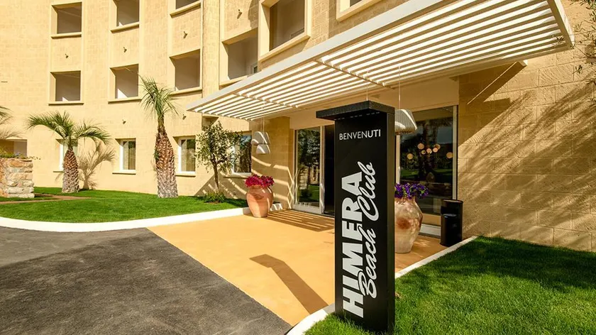 Mangia's Himera Beach Club - Image 1