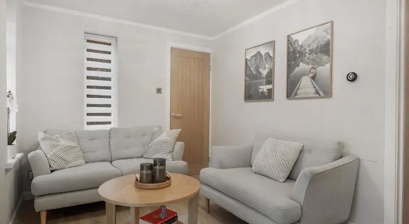 Milton Keynes 3BR, Modern Home, Sleeps 5, Families Stays, Parking , Free WiFi - Image 1