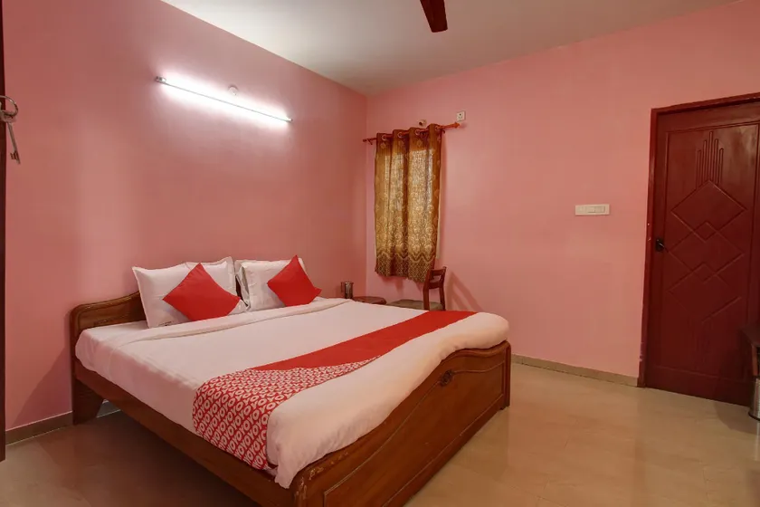 OYO 28738 Abhirami Hotels - Image 1