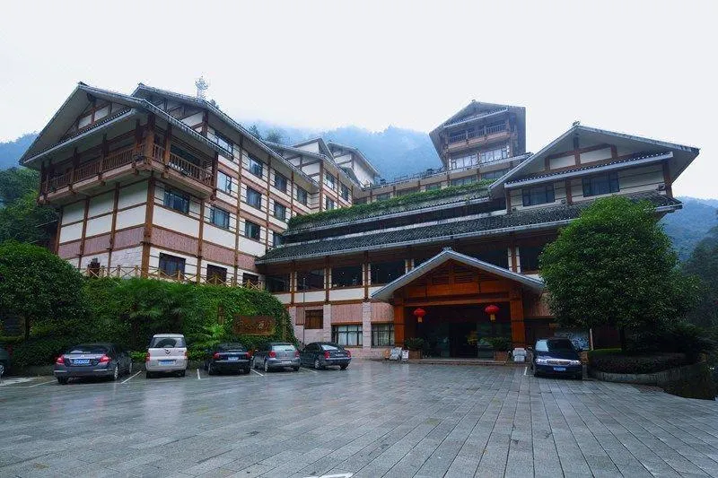 Longsheng Hot-spring Hotel - Image 1