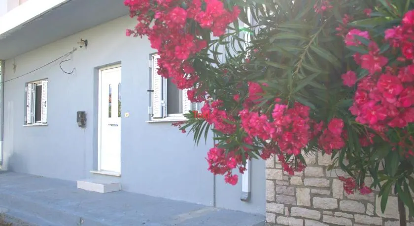 Antonia's Rustic Retreat - Image 1