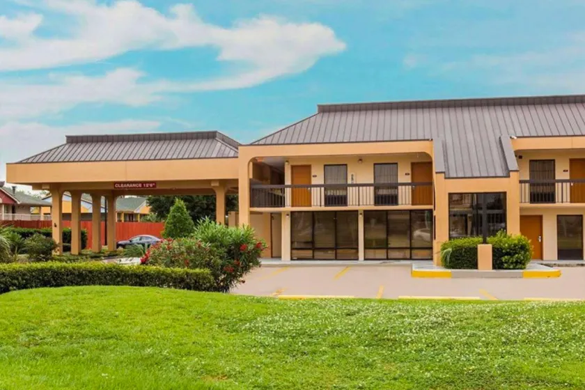 OYO Hotel Baton Rouge Mid City - Image 1