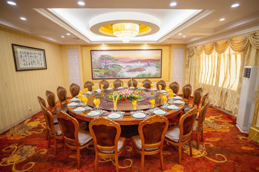 Huanjiang Hotel - Image 1