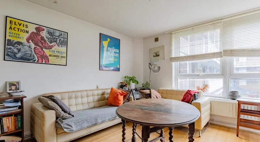 Characterful 1 Bedroom Flat Close to DLR - Image 1