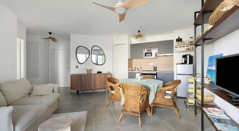 Cocon Terrasse près du Port - A102 - Image 1