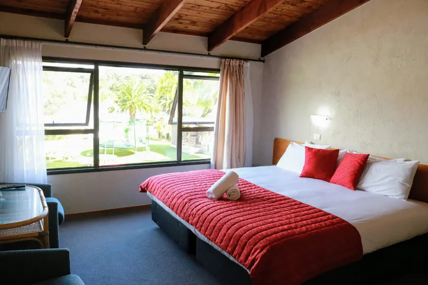 Haruru Falls Retreat - Image 1