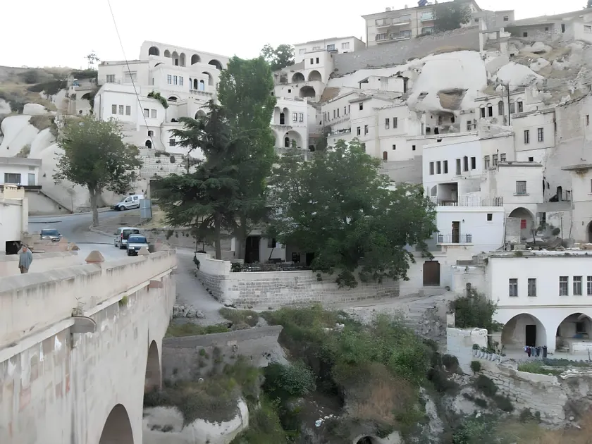 El Puente Cave Hotel - Image 1