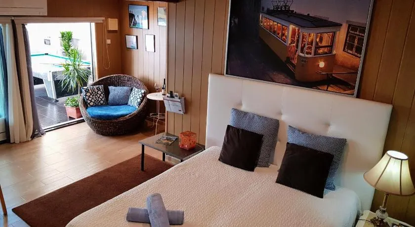 Room near the airport - Image 1