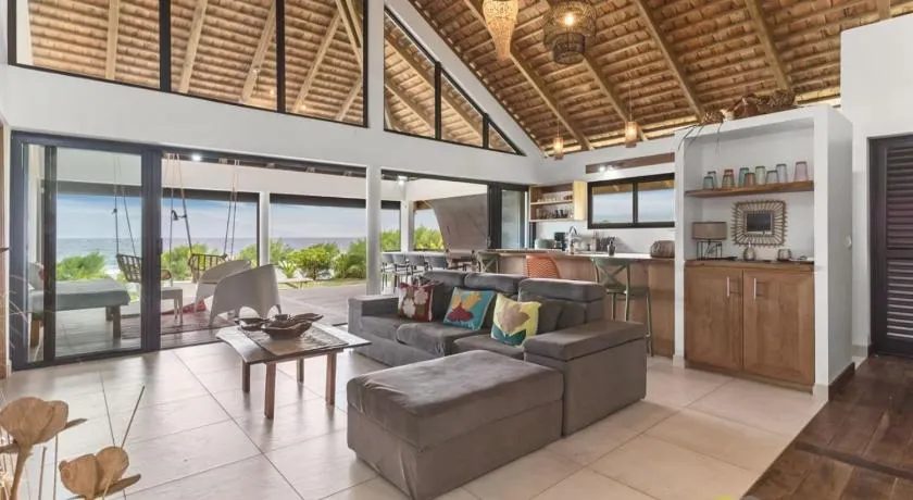 Coastal Bliss: 1BR Bungalow by the Sea in Moorea - Image 1