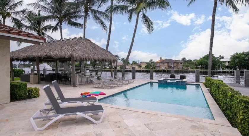 Paradise Manor - Image 1