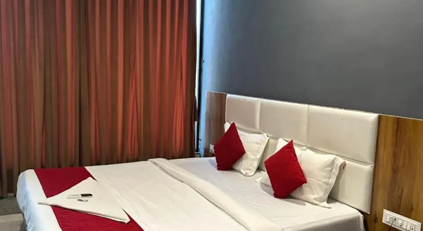 Hotel Dumas Near Airport - Image 1