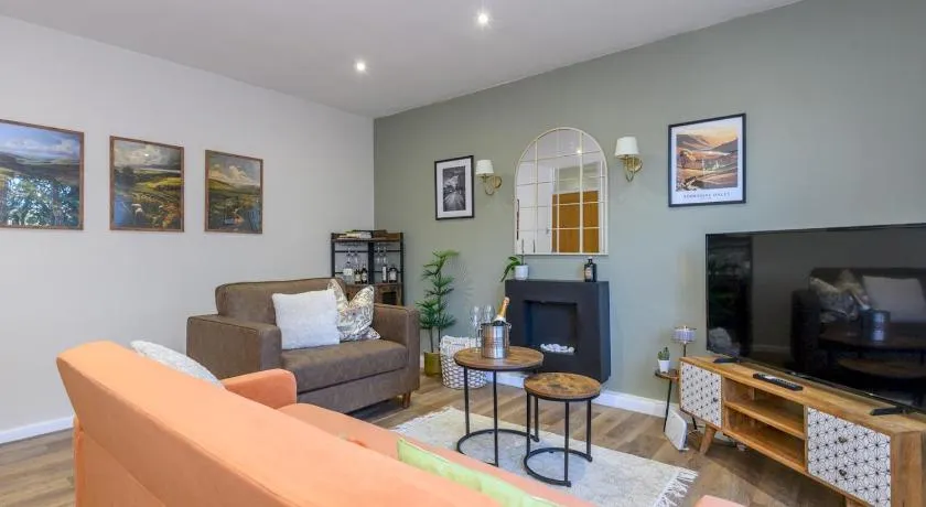 Pass the Keys Family Friendly home in Baildon Court-Free Parking - Image 1