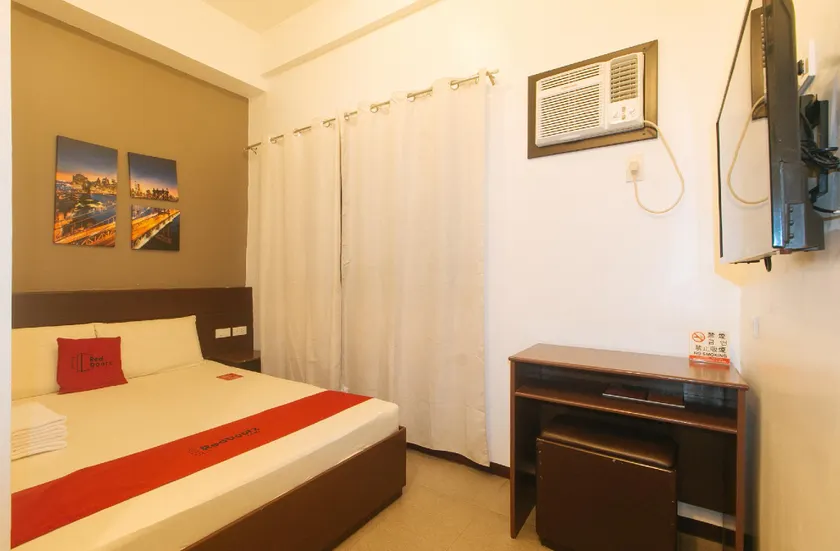 RedDoorz at Traveler Inn Matina - Image 1