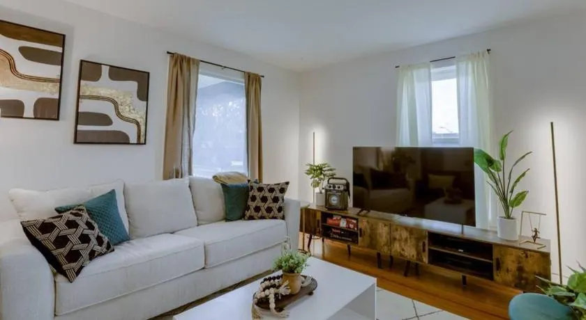 Beautiful - 4bd with Contemporary Interior - Image 1