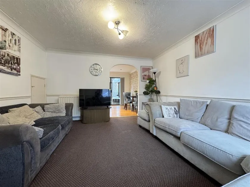 Bull Double bed in 3bedroom shared house - Image 1