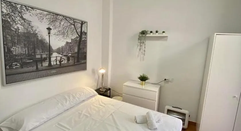 Luminoso Apartamento Familiar y Patio Privado - Image 1