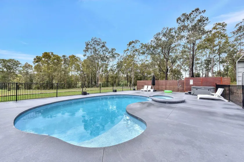 Kitchener Country Estate with Pool Hot Tub on private acres that sleeps up to 18 - Image 1